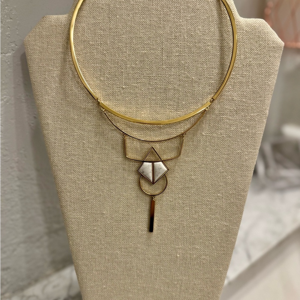 Elegant Gold Necklace with Geometric Design